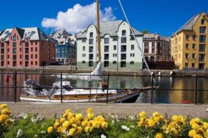Alesund Shore Excursion: The Ultimate Sightseeing Tour - Meeting at Storneskaia and getting your bearings fast