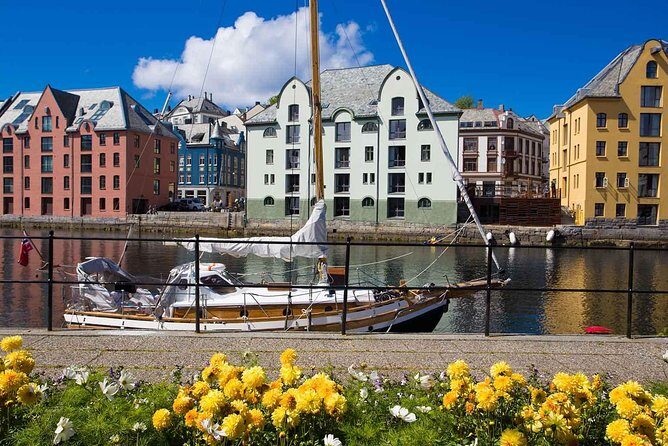 Alesund Shore Excursion: The Ultimate Sightseeing Tour - Meeting at Storneskaia and getting your bearings fast