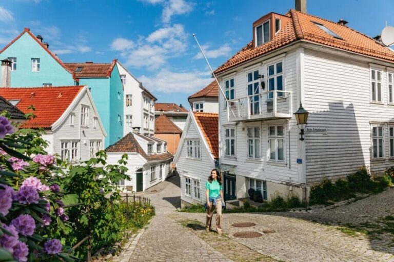 Bergen: Past & Present Small Group Guided Walking Tour - Why Bergenhus and Bryggen Together Work So Well