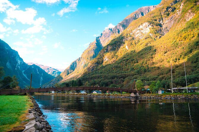 Bergen: UNESCO Fjord Cruise, Flåm & Stegastein - Incl. Lunch - Dale and Gudvangen: where quick breaks keep the day from dragging