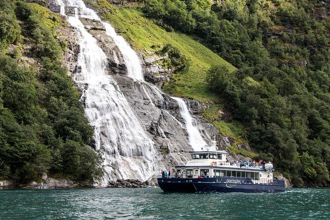 Fjordcruise Ålesund Geirangerfjord T/R - The big cruise segment: Geirangerfjord views and waterfall timing