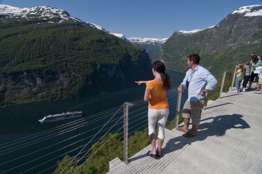 Geiranger: Bus Tour with Multilingual Audio Guide - How the 80-Minute Tour Actually Feels on the Ground