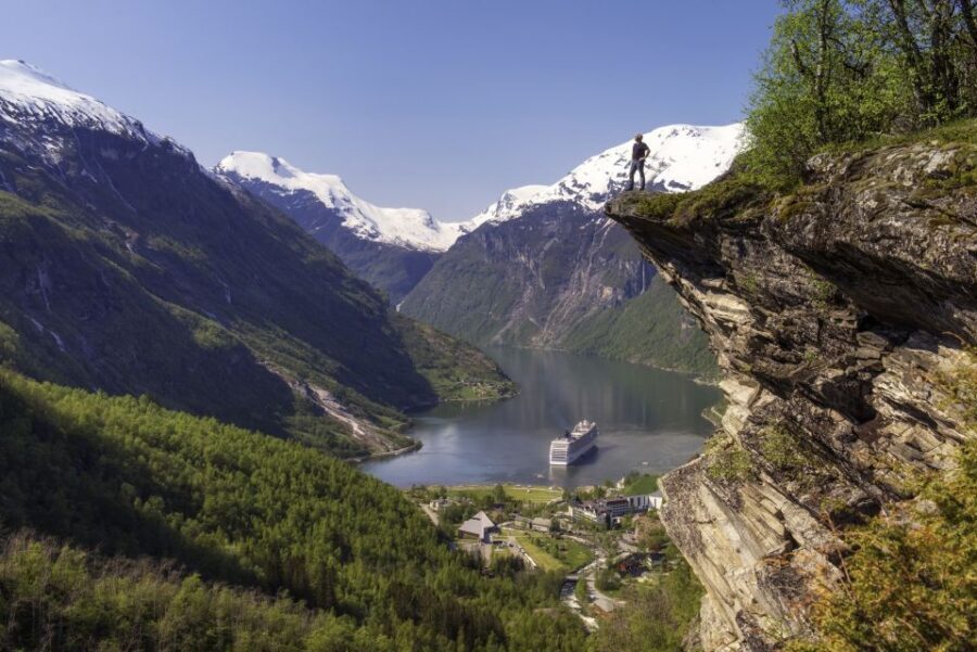 Geiranger: Dalsnibba, Flydalsjuvet, Eagle Bend & Fjords Tour - Flydalsjuvet View Point: the quick photo stop that sets the tone