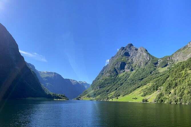Private yacht Cruise in Flåm and Gudvangen, Nærøyfjord - Passing Bakka and Moving Toward Gudvangen
