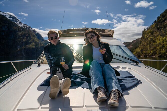 Private yacht Cruise in Flåm and Gudvangen, Nærøyfjord - Meeting in Flåm Harbour (and Finding the Yacht Fast)
