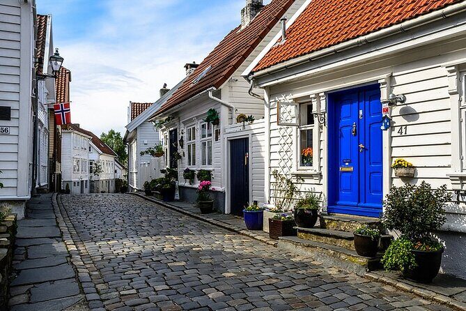 Stavanger: Private Walking Tour with a Local - The First Walking Stretch: Photo Stop Momentum and Easy Orientation