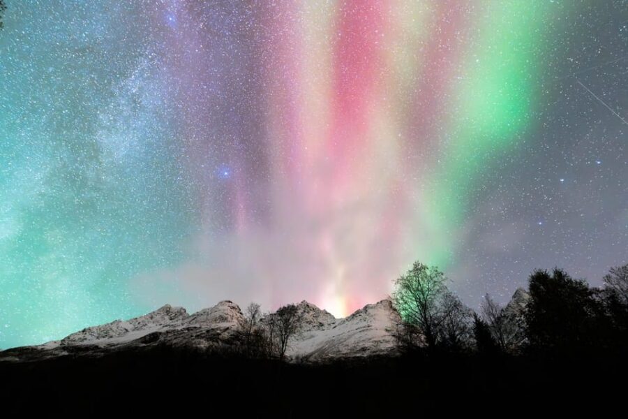 Tromsø: Aurora Quest Minibus Adventure - Campfire under the Northern Lights: comfort when the sky cooperates