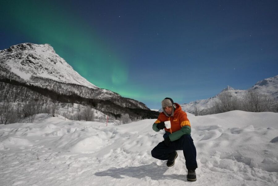 Tromsø: English/Spanish Aurora Pathfinder Tour with Photos - Drinks, snacks, and the small moments between aurora bursts