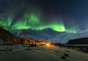 Tromsø: Northern Lights in a Minivan with Free Photos and a Hot Meal - How the minivan tour finds clear skies (and why it works)