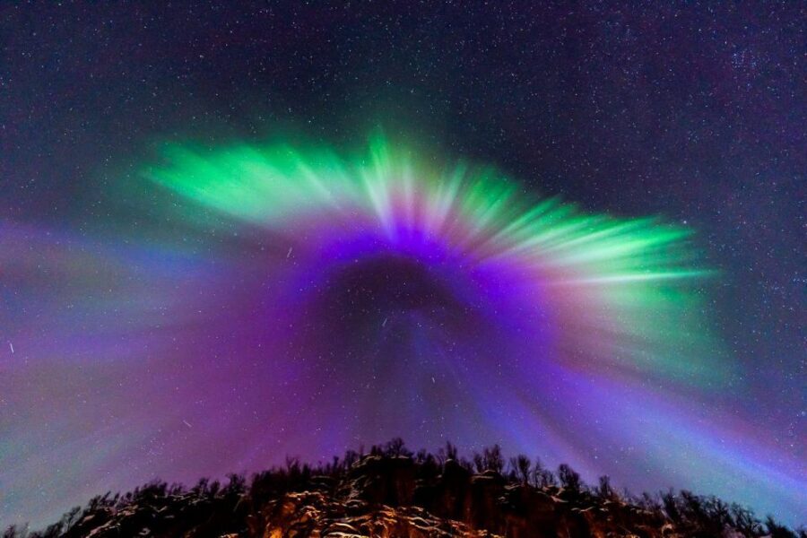 Tromsø: Northern Lights Tour with Photos, Hot Meal & Drinks - Aurora Tracking That Uses the Sky, Not Hope
