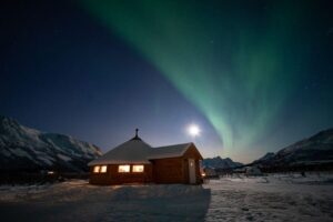Tromsø: Reindeer Feeding & Chance of Northern Lights Viewing - The warmth break: stepping into a traditional gamme